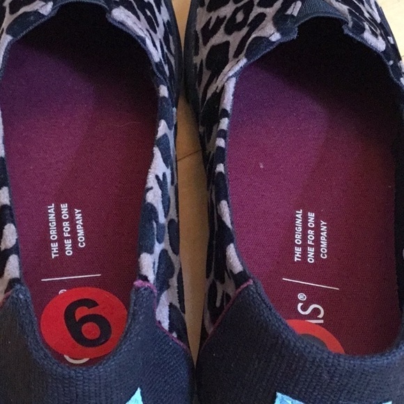 Tom’s loafers, slip on shoes. Black flocked leopard print, women’s size 6. NWT - Picture 9 of 16